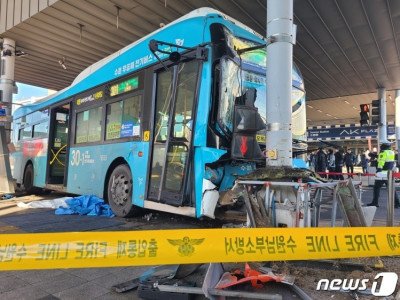 수원역 환승센터서 버스가 인도 돌진…1명 사망·15명 부상