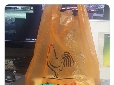 통닭 두마리 사서 한마리는 경비실 놓고 가는 입주민.jpg